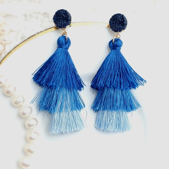 💫5/$25 Stunning Blue Tassel Earrings - Picture 3 of 3